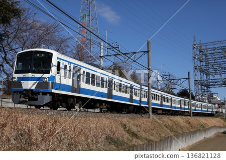 西武玉川線新101系列241F型列車,採用伊豆箱根鐵道塗裝,從白絲台開往摩托艇賽道前方。 西武玉川線新101系列241F型列車,採用伊豆箱根鐵道塗裝,從白絲台開往摩托艇賽道前方。 136821128