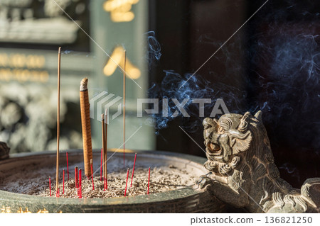 廟宇香爐裝飾與餘燼 廟宇香爐裝飾與餘燼 136821250
