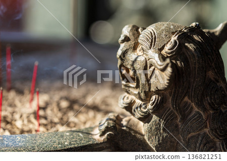 廟宇香爐裝飾與餘燼 廟宇香爐裝飾與餘燼 136821251