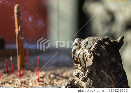 廟宇香爐裝飾與餘燼 廟宇香爐裝飾與餘燼 136821252