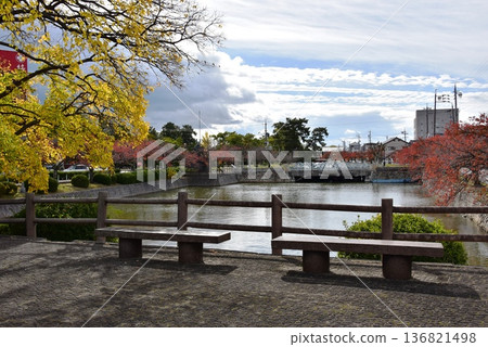 Yoshinomaru Funairi Bridge, Sannomaru Park, and autumn leaves in Kuwana City, Mie Prefecture 136821498