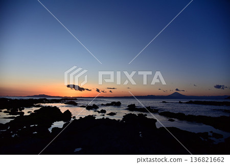 從三浦半島和田海灘眺望日落和富士山 136821662