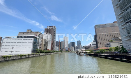 大阪市福島區，河畔城市景觀與摩天大樓 136821681