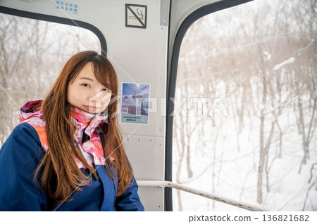 年輕女子乘車享受冬季運動 136821682