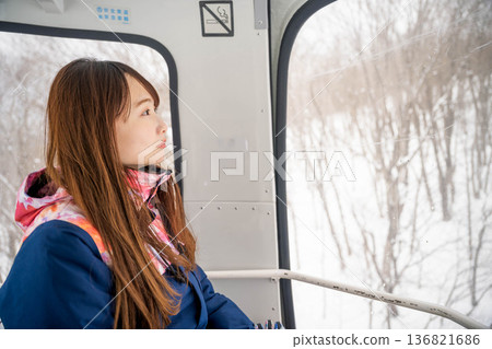 年輕女子乘車享受冬季運動 136821686