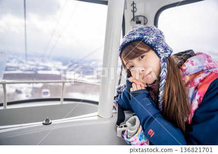 年輕女子乘車享受冬季運動 年輕女子乘車享受冬季運動 136821701