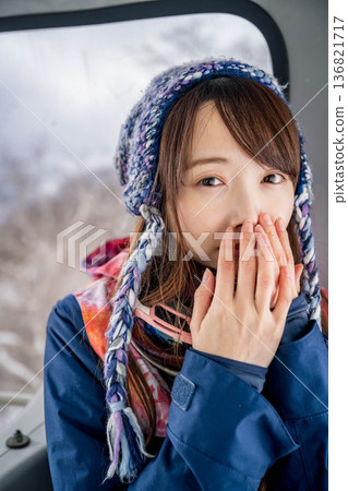 年輕女子乘車享受冬季運動 年輕女子乘車享受冬季運動 136821717