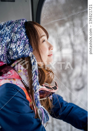 年輕女子乘車享受冬季運動 年輕女子乘車享受冬季運動 136821721
