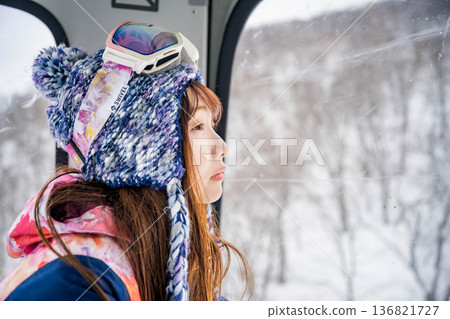 年輕女子乘車享受冬季運動 年輕女子乘車享受冬季運動 136821727