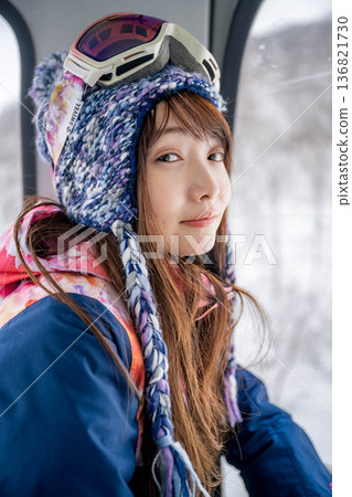 年輕女子乘車享受冬季運動 136821730