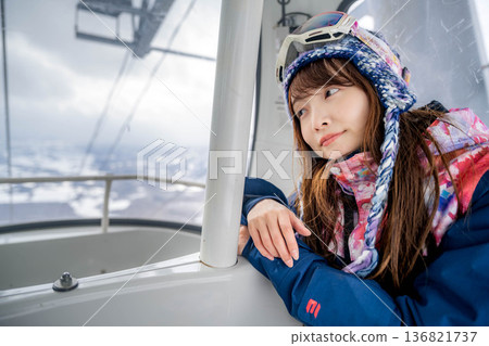 年輕女子乘車享受冬季運動 136821737