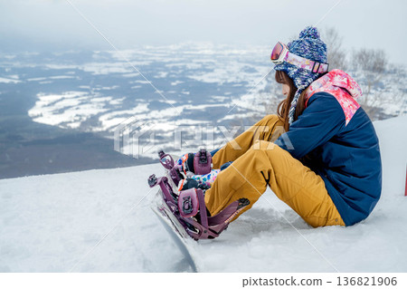 年輕女子在山坡頂端滑雪 136821906