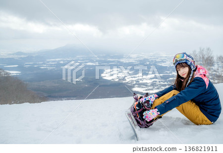 年輕女子在山坡頂端滑雪 年輕女子在山坡頂端滑雪 136821911