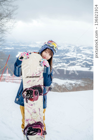 年輕女子在山坡頂端滑雪 136821914