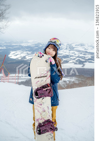 年輕女子在山坡頂端滑雪 136821915