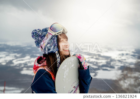年輕女子在山坡頂端滑雪 年輕女子在山坡頂端滑雪 136821924