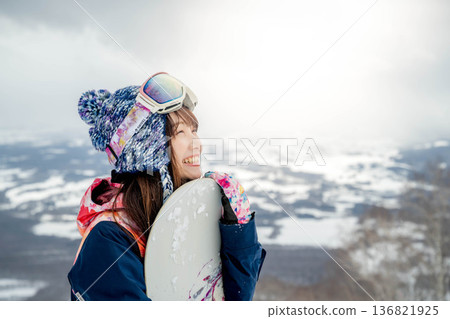 年輕女子在山坡頂端滑雪 年輕女子在山坡頂端滑雪 136821925