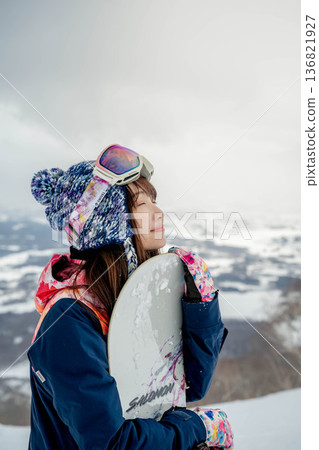 年輕女子在山坡頂端滑雪 年輕女子在山坡頂端滑雪 136821927