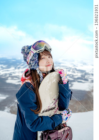 年輕女子在山坡頂端滑雪 年輕女子在山坡頂端滑雪 136821931