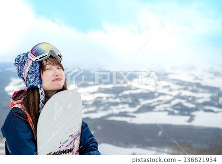 年輕女子在山坡頂端滑雪 年輕女子在山坡頂端滑雪 136821934