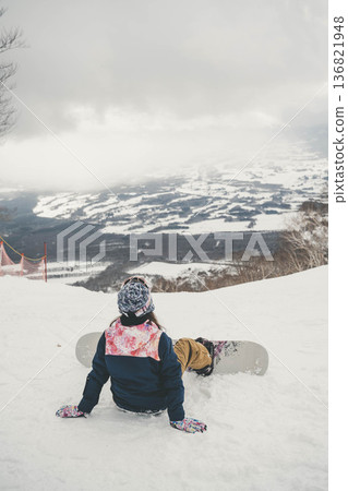年輕女子在山坡頂端滑雪 年輕女子在山坡頂端滑雪 136821948