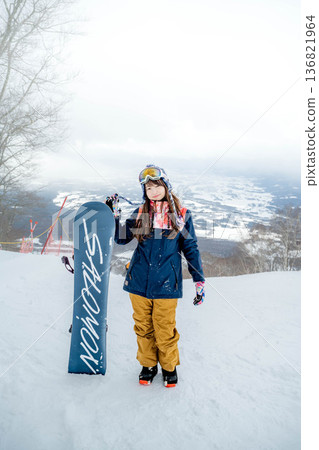 年輕女子在山坡頂端滑雪 年輕女子在山坡頂端滑雪 136821964
