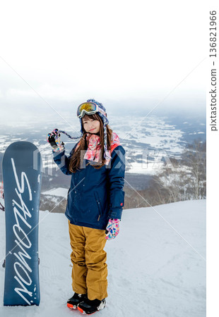 年輕女子在山坡頂端滑雪 年輕女子在山坡頂端滑雪 136821966