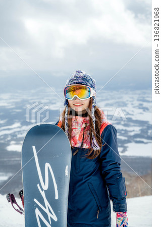年輕女子在山坡頂端滑雪 年輕女子在山坡頂端滑雪 136821968