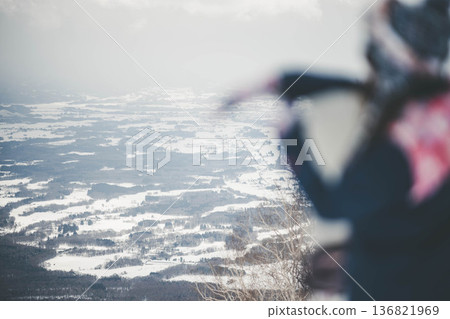 年輕女子在山坡頂端滑雪 年輕女子在山坡頂端滑雪 136821969