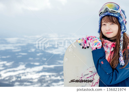 年輕女子在山坡頂端滑雪 年輕女子在山坡頂端滑雪 136821974