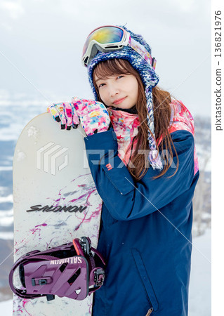 年輕女子在山坡頂端滑雪 136821976