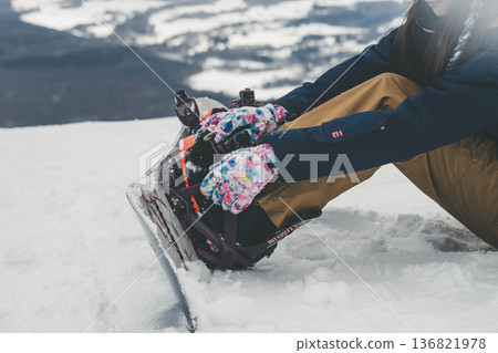 年輕女子在山坡頂端滑雪 年輕女子在山坡頂端滑雪 136821978