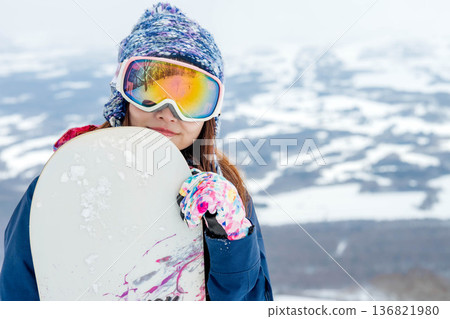 年輕女子在山坡頂端滑雪 136821980