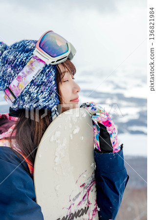 年輕女子在山坡頂端滑雪 136821984