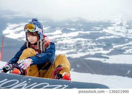 年輕女子在山坡頂端滑雪 136821990