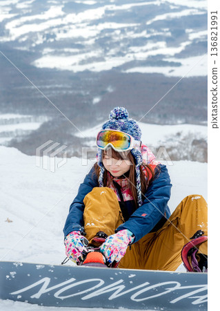 年輕女子在山坡頂端滑雪 年輕女子在山坡頂端滑雪 136821991