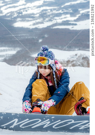 年輕女子在山坡頂端滑雪 136821992