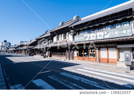 [Koedo Kawagoe] Early morning streetscape of warehouses 136822037