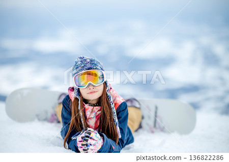 年輕女子在山坡頂端享受滑雪的樂趣 年輕女子在山坡頂端享受滑雪的樂趣 136822286