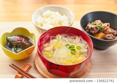 味噌湯配大白菜、炸豆腐和洋蔥 味噌湯配大白菜、炸豆腐和洋蔥 136822742