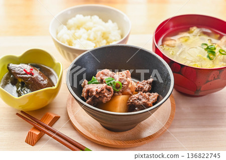 微波爐加熱的肉和馬鈴薯 微波爐加熱的肉和馬鈴薯 136822745