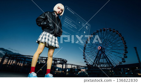 一位擁有未來主義展示品的女性 136822830