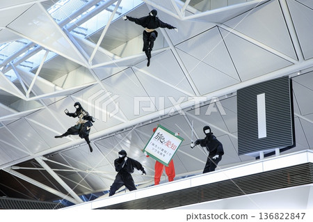 中部國際機場出發大廳的忍者雕塑 136822847