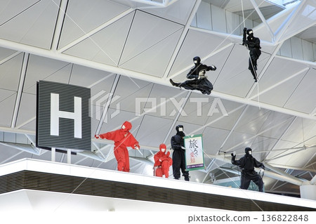 中部國際機場出發大廳的忍者雕塑 中部國際機場出發大廳的忍者雕塑 136822848