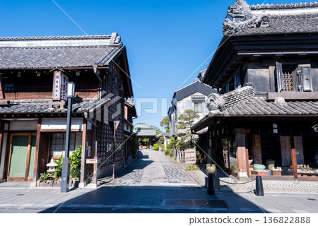 [Koedo Kawagoe] Early morning streetscape of warehouses 136822888