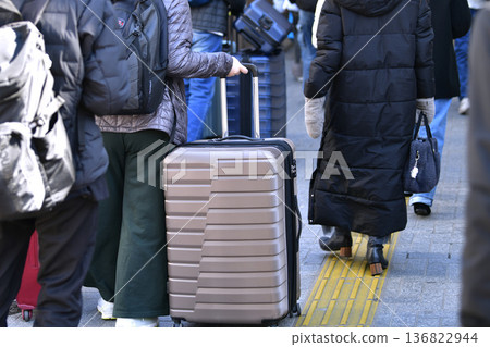 Tokyo cityscape in Japan Inbound tourism continues... suitcases... Foreign tourists walking on the sidewalk under the JR Shibuya Station overpass Tokyo cityscape in Japan Inbound tourism continues... suitcases... Foreign tourists walking on the sidewalk under the JR Shibuya Station overpass 136822944