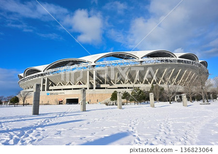 Snow-covered Big Swan Stadium (Niigata City, Niigata Prefecture) Snow-covered Big Swan Stadium (Niigata City, Niigata Prefecture) 136823064