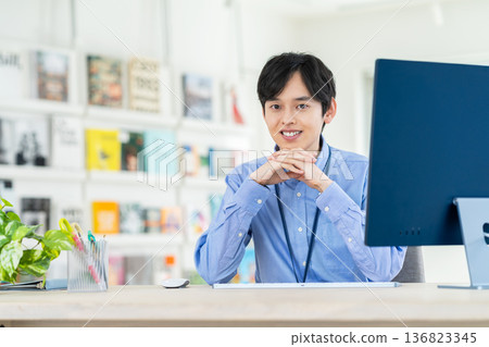 在辦公室工作的年輕工程師 136823345