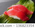 Handful sushi tuna 136823354