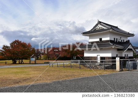 桑名市萬龍櫓和三之丸公園的秋景 桑名市萬龍櫓和三之丸公園的秋景 136823380